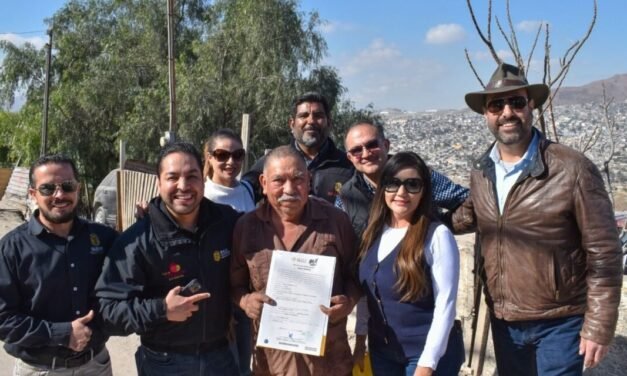 RESIDENTES DE TIJUANA RECIBEN TÍTULOS DE PROPIEDAD GRATUITOS TRAS AÑOS DE LUCHA