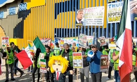 GOLPES A PIÑATA DE TRUMP MARCAN PROTESTA DE MIGRANTES EN TIJUANA