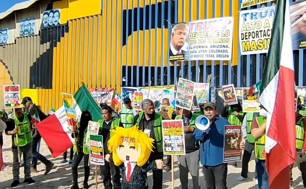 GOLPES A PIÑATA DE TRUMP MARCAN PROTESTA DE MIGRANTES EN TIJUANA