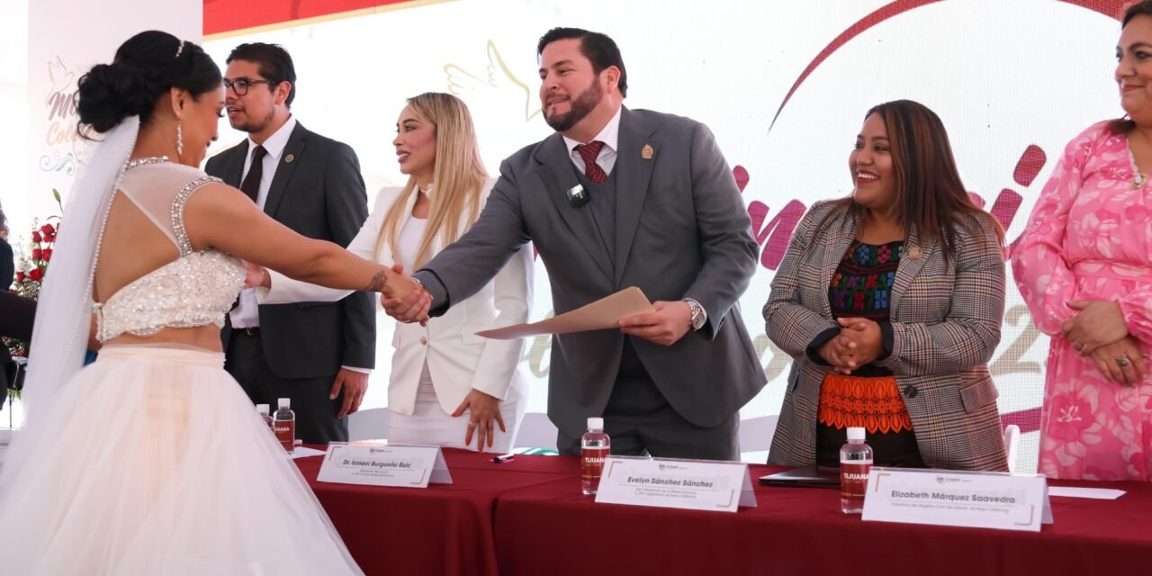 Celebra Ismael Burgueño unión civil de mil 920 parejas en Matrimonios Colectivos 2025