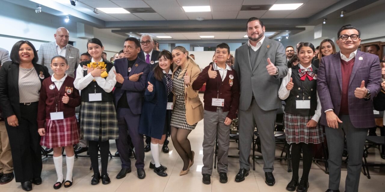 TOMA PROTESTA ISMAEL BURGUEÑO A NIÑAS Y NIÑOS FUNCIONARIOS HONORARIOS POR UN DÍA